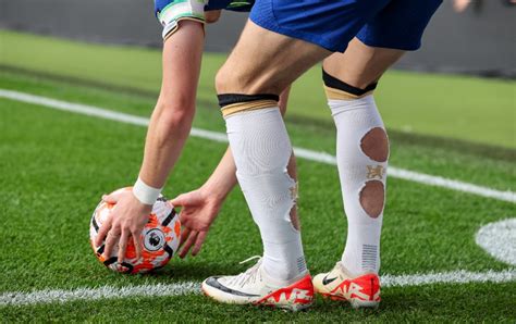 how does scoring work in football and why do players wear yellow shirts?